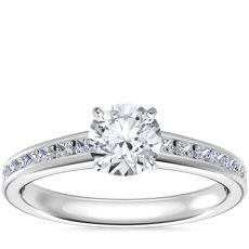 NUEVO. Anillo de compromiso con diamantes de talla princesa en engarce de canal, en oro blanco de 14 k (1/2 qt. total)